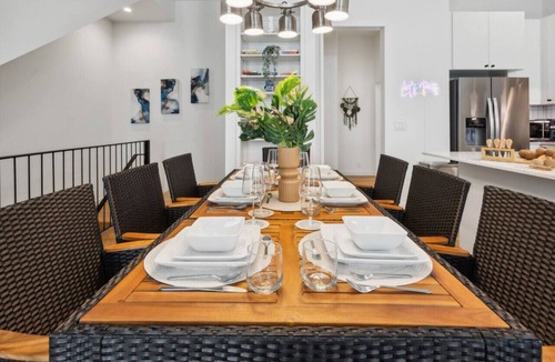 Fort Worth House | The Emerald:3BD In the Heart of Magnolia &Stylish!
