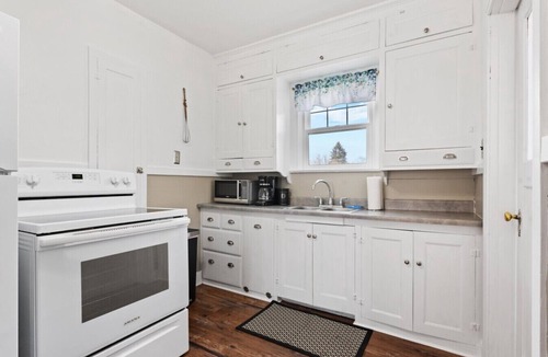 Baker City House | The Emma Grace, Cozy! Near Downtown! Sleeps 4, Local Golfing 50% Off!