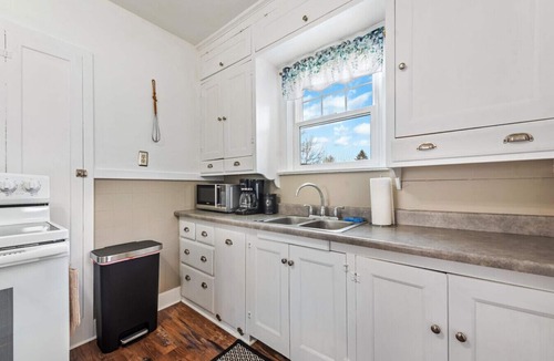 Baker City House | The Emma Grace, Cozy! Near Downtown! Sleeps 4, Local Golfing 50% Off!