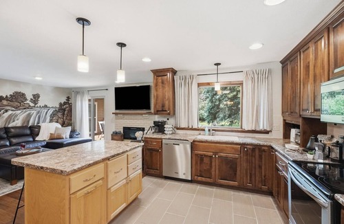 Sioux Falls House | The Fellowship House: Large Groups - Hot Tub - Theater - Game Room - Fire Pit