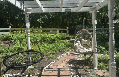 Kansas City House | The Forest House. Charming 2-bedroom house with AC, WiFi in terrific Kansas City