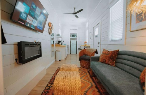 South Broadway House | The Frida Tiny House+Hot Tub+Pet Friendly+No Pet Fee!