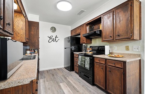 Abilene House | The Gathering Place: Near Zoo/Park & Expo Center