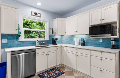 Northwest Olympia House | The Goldfinch West Olympia 3BR, single level, close to town, yard, dog friendly