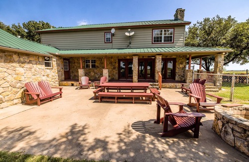Graford House | The Grassy Ridge House. Only 5 min from Rocker B Baseball Ranch! Sleeps up to 18