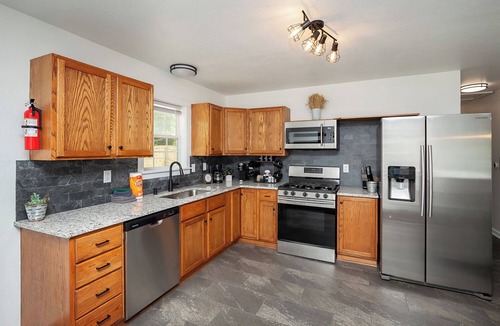 Des Moines House | "The Hay Loft" - Hot Tub - Game Room - Fire Pit - Office - Family FUN