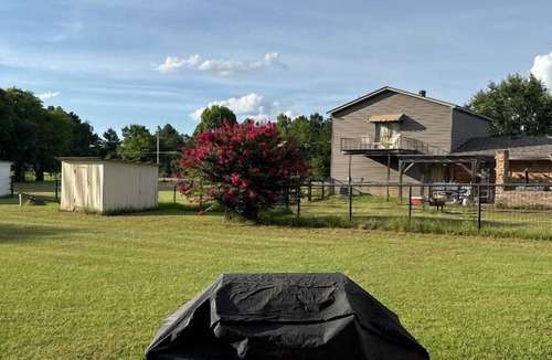 Tyler Cabin | The Hideout Less than 5 minutes from Lake Palestine. Seventy five a nt.