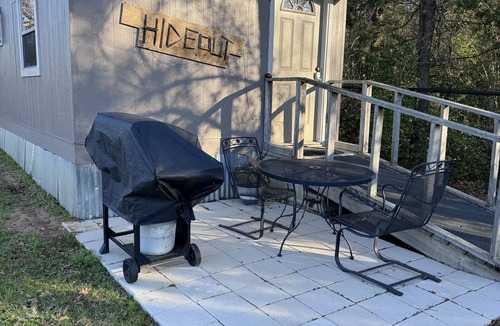 Tyler Cabin | The Hideout Less than 5 minutes from Lake Palestine. Seventy five a nt.