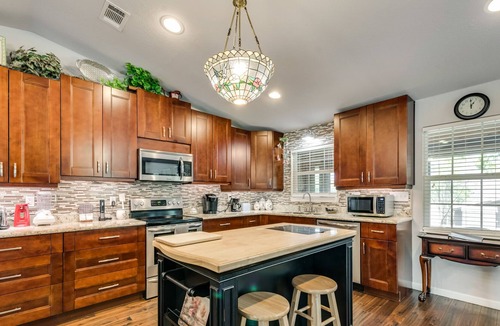 Carolyn Estates House | The Hummingbird House