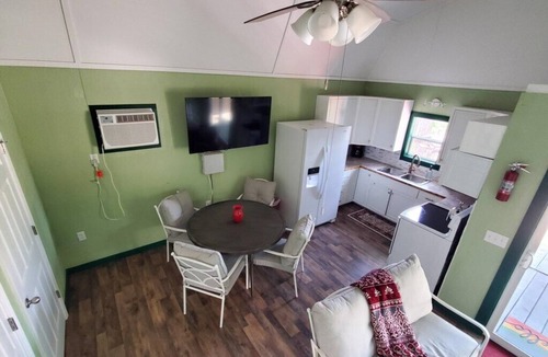 Royal Cabin | The Juniper ~ Cabin Fourteen ~ Pet Friendly ~ Lakefront