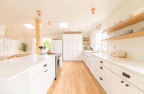 Langley House | "The Langley House", walk to downtown, newly remodeled, family friendly!