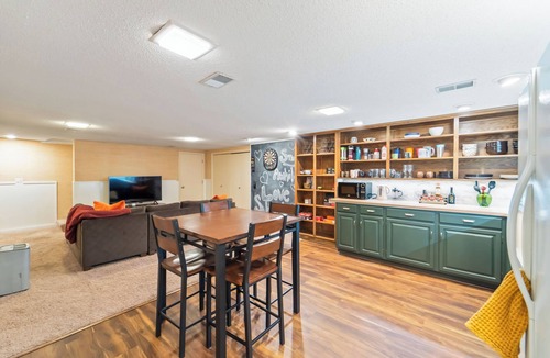 Windsor Heights House | The Love Shack | Spacious Family Getaway 5BR/3BA 10 Mins to Downtown