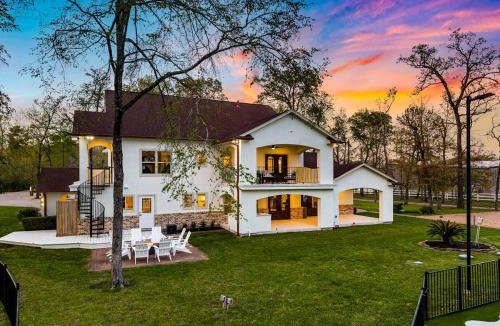 Magnolia House | The LUX at West Event & Stay, Pool, Golf & Pickle