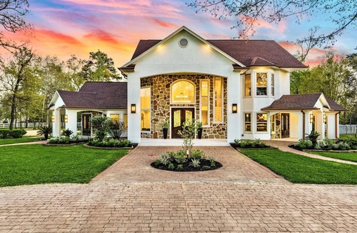 Magnolia Villa | The LUX at West Ln Event & Stay- Pool, Golf, Pickleball, Fire Pit, Gazebo & more