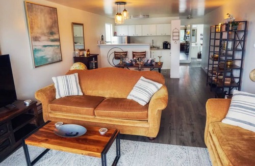 Northwest Bellevue Apartment | The Mariner in Meydenbauer Bay | 29 Nights