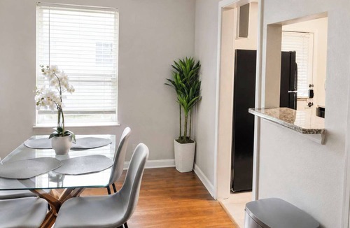 Dallas Apartment | The Monroe by Stylish Stays
