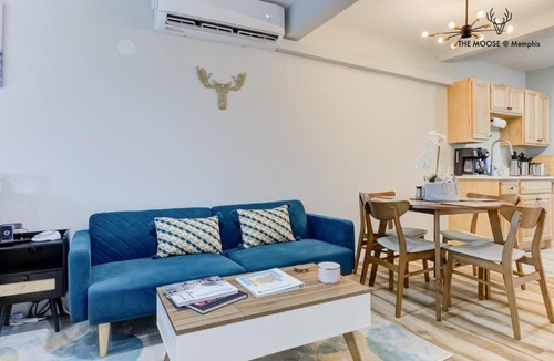 Downtown Memphis Apartment | The Moose #11 - Luxe Modern loft with King Bed, Free Parking & Wi-Fi