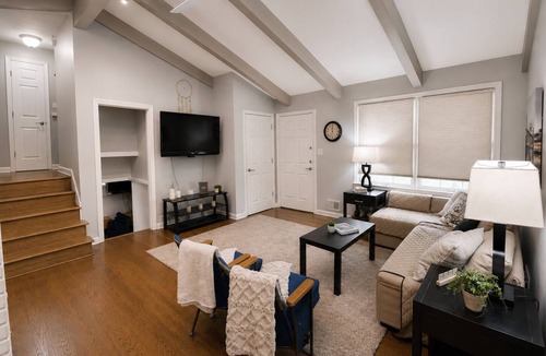 Parkville House | The Nest KC/Spacious 4BR/11 Min from Airport/Fire pit