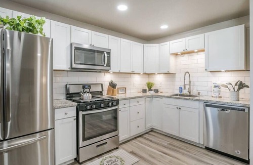 Amarillo House | The Oasis | Hot Tubs | Mini-Golf |EV Charger | 2x Kitchens, Sleeps 12