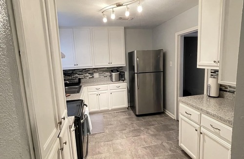 Harlandale House | The Original Rustic- Spacious 3 bedroom with large back patio- Family friendly