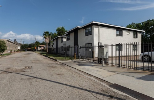 MacGregor Apartment | The Palm Flats 01! Zoo! Museums! Medical Center!