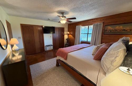 Nacogdoches House | The Piney Woods Cabin