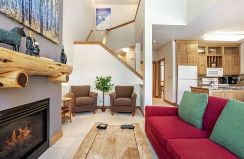 Lakeside Village House | The Pink Panther | Minutes from Lifts Hot Tub!