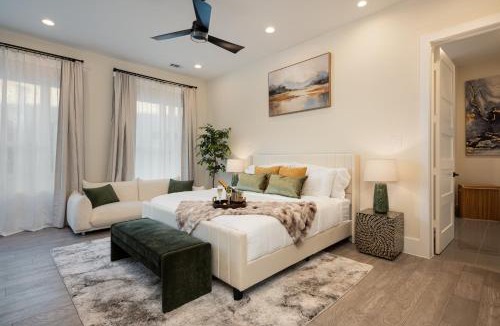 Washington Ave./ Memorial Park House | The Pinnacle Luxury, Sleeps 10, Garage-Rooftop, Downtown Houston