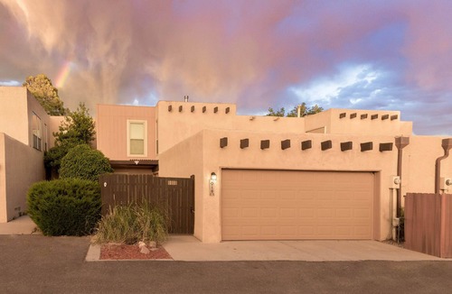 Northeast Heights House | The Plaza - An Irvie Home w Summer Pool