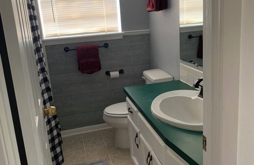Bryan House | The Purple Cottage - 2 Bed 1.5 Bath in Bryan, TX