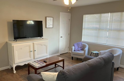 Stephenville House | The Purple House 3BR Near Tarleton & Downtown
