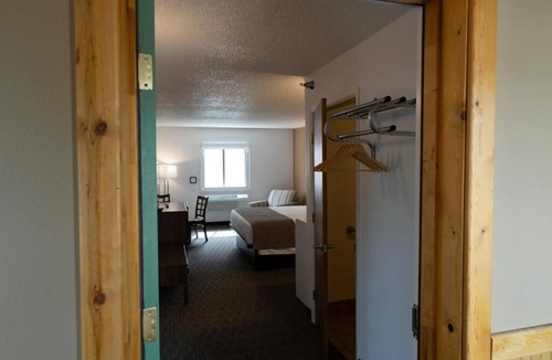 Saratoga Hotel | The Riviera Motor Lodge