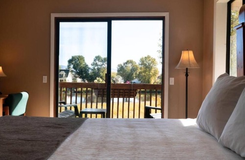 Saratoga Hotel | The Riviera Motor Lodge