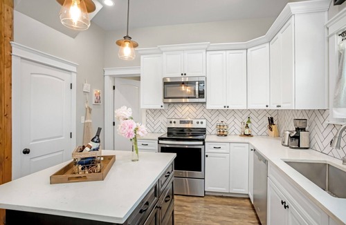 Walla Walla House | The Rustic Rose - 4 Bedroom House w/HOT TUB near Downtown