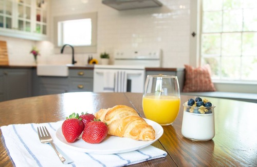 Granbury House | The Stone Cottage - Next to square, beach & more!