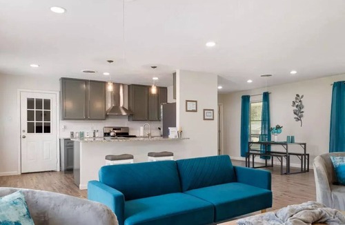 Farmers Branch House | The Teal Retreat/15 mins to downtown/Near Addison