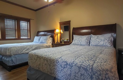 Central Arlington Hotel | The Thornton In - 2 Queens Beds Close to UTA and AT&T Stadium