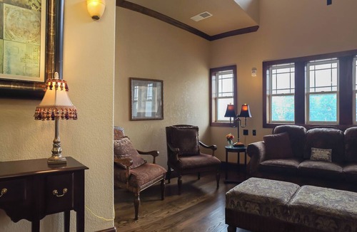 Central Arlington Hotel | The Thornton In - 2 Queens Beds Close to UTA and AT&T Stadium