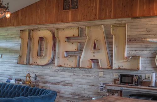 Round Top Bed & Breakfast | The Thunderbird Room - Wander Inn