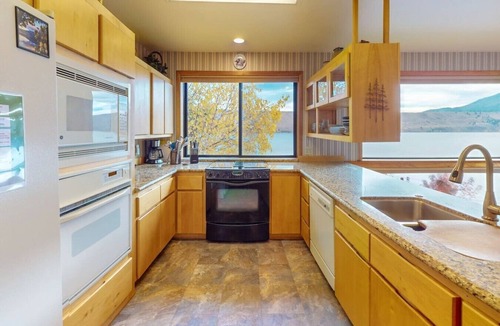 Joseph House | The Treehouse lakefront– scenic family getaway