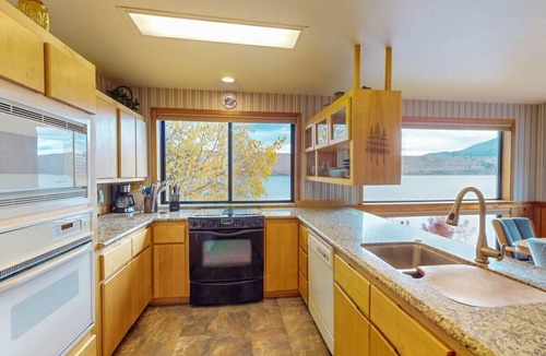 Joseph House | The Treehouse lakefront– scenic family getaway