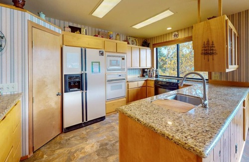 Joseph House | The Treehouse lakefront– scenic family getaway