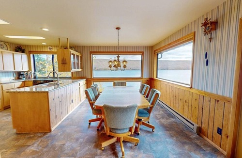 Joseph House | The Treehouse lakefront– scenic family getaway