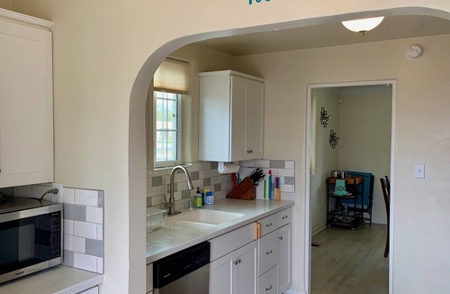 Nob Hill House | The Turquoise Cat Nob Hill 3 bedrooms 2 bathrooms garage private yard Fast WiFi