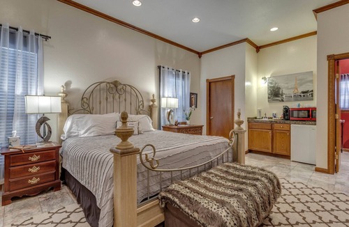 Norman Bed & Breakfast | The Whispering Pines Inn Bed & Breakfast