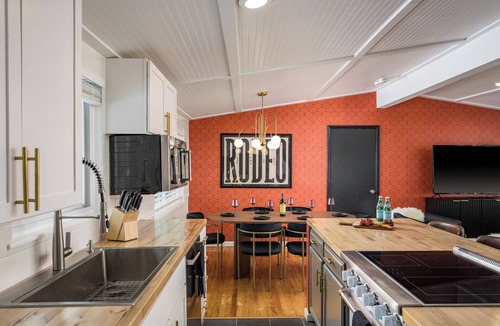 Westminster House | The Wild Western: 5 BR, Hot Tub, Sauna, 2 Game Rooms, Putting Green, & more!
