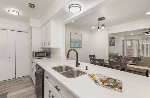 West Arlington House | The Wood & Iron/Sleeps Up to 18 Guests