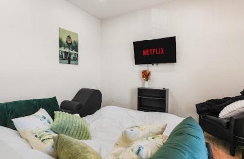 Bonanza Apartment | The WorkNest Stylish Stay w Desk & Fast Wi-Fi