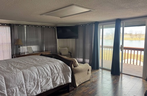 Higginsville Apartment | This charming suite is perched above a picturesque 75-acre winery.