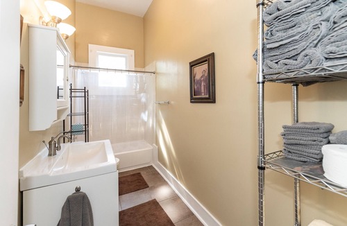 Main - Military Plaza House | This house is a 2 bedroom(s), 1 bathrooms, located in San Antonio, TX.